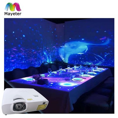 Restorāna ieskaujošs projektors